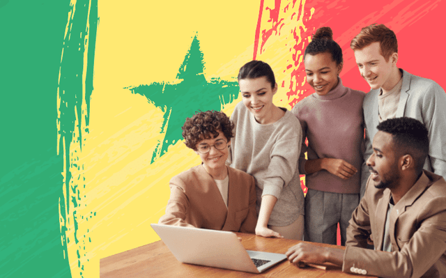 Personnes qui travaillent devant un drapeau du Sénégal