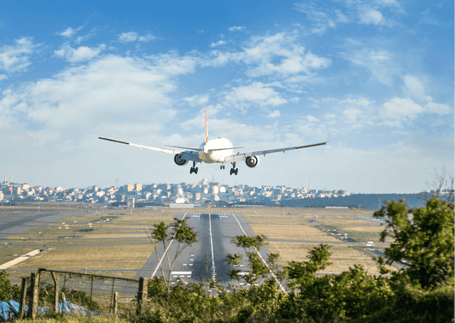 Avion Turkish Airlines atterrissant à Istanbul – arrivée en Turquie pour voyage touristique