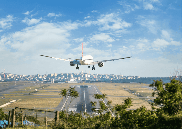 Avion Turkish Airlines atterrissant à Istanbul – arrivée en Turquie pour voyage touristique