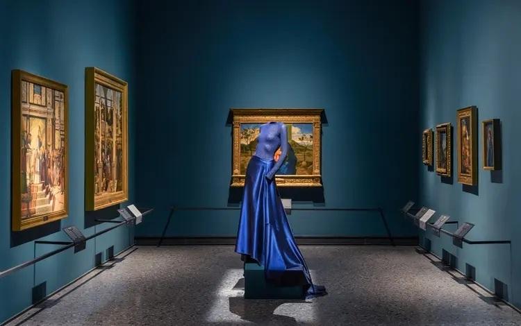 robe bleu exposée dans une salle de musée