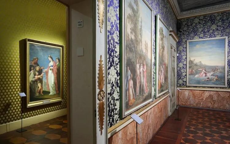 tableaux exposés dans une salle de musée