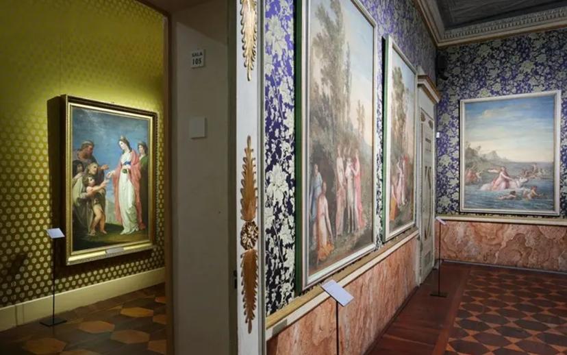 tableaux exposés dans une salle de musée
