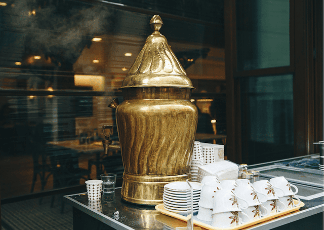 Samovar en laiton utilisé en Turquie pour servir des boissons chaudes en hiver