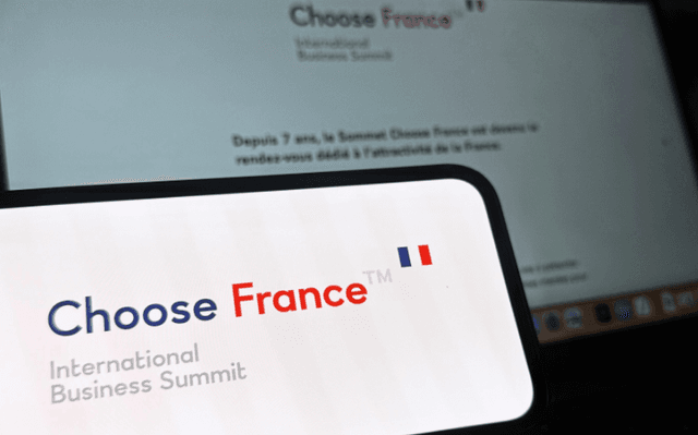 Logo et écriture Choose France 2025 sur un téléphone