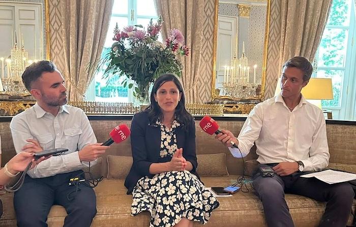 eleonore-caroit à madrid interviewée par des journalistes