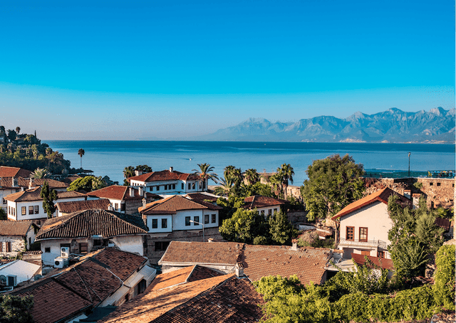 Retraite en Turquie pour expatriés français : vivre à Antalya ou Izmir en 2026 entre coût de la vie, fiscalité et cadre de vie