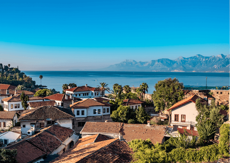 Retraite en Turquie pour expatriés français : vivre à Antalya ou Izmir en 2026 entre coût de la vie, fiscalité et cadre de vie