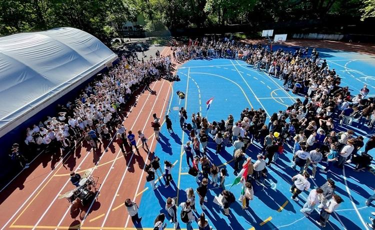 des étudiants dans un stade à l'école de varèse