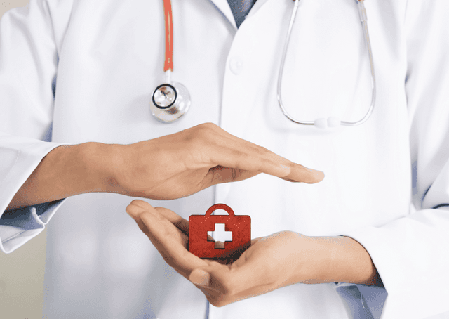 Guide santé à Istanbul : médecin tenant une trousse médicale avec un stéthoscope.