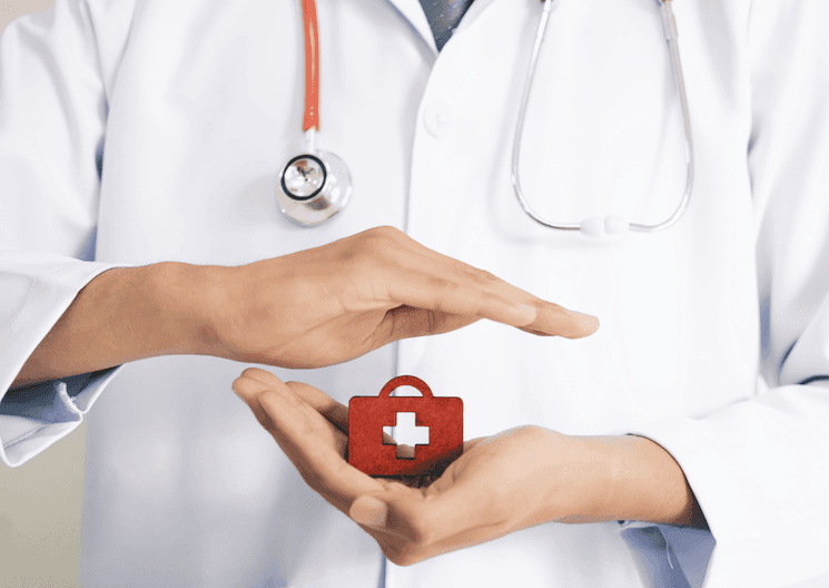 Guide santé à Istanbul : médecin tenant une trousse médicale avec un stéthoscope.