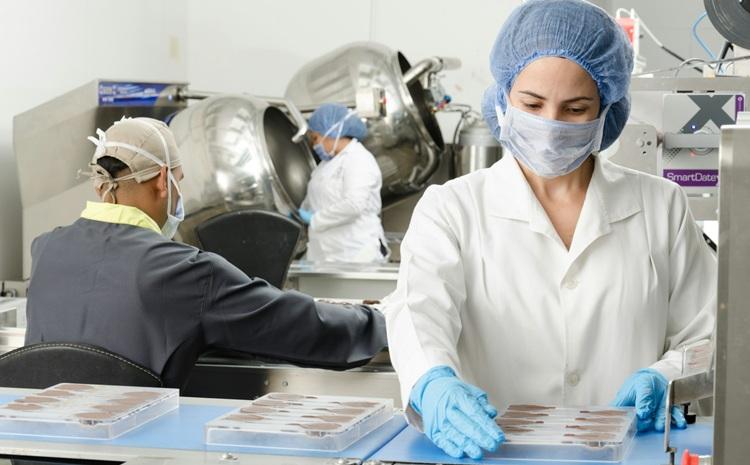 des médecins avec un masque font de la recherche dans un hôpital