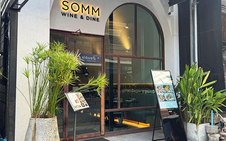 Entree du bistro Somm Wine and Dine a Chiang Mai