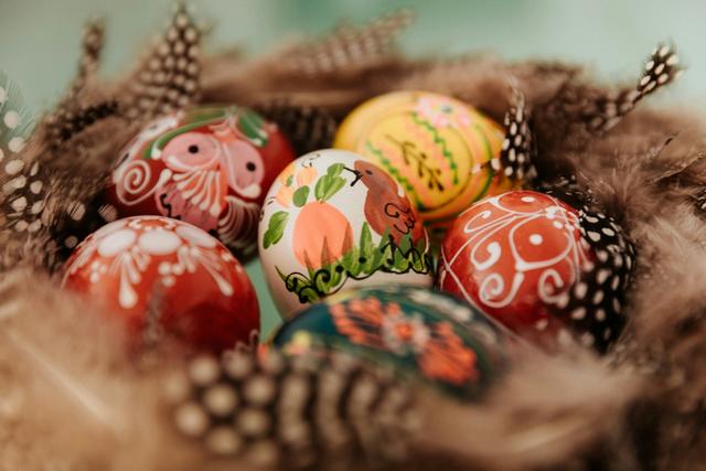 oeufs de pâques colorés et peints