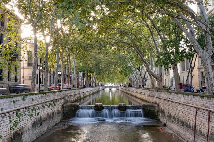 Le quai des fontaines à Nîmes pour un retour d'expatriation