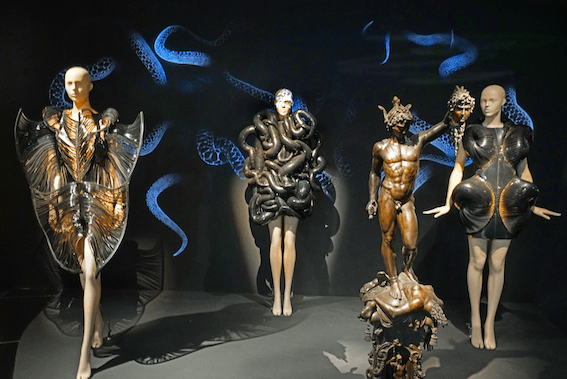 "Iris van Herpen" au Musée des arts décoratifs à Paris, le 11 janvier 2024. CC BY 2.0. Crédit : Jean-Pierre Dalbéra via Flickr.