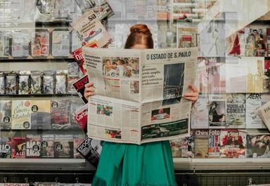 Photo d'une femme qui lis un journal