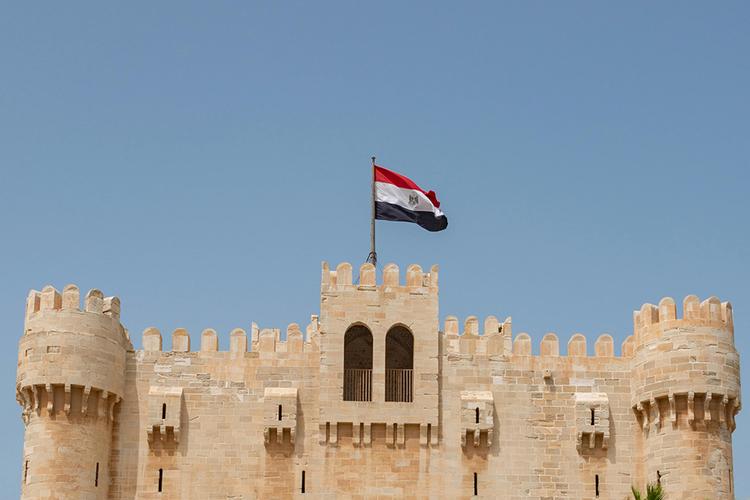 drapeau de l'Égypte flottant au dessus d'un bâtiment