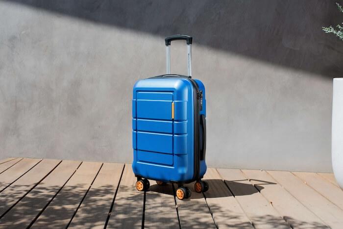 valise bleue sur le sol espagnol
