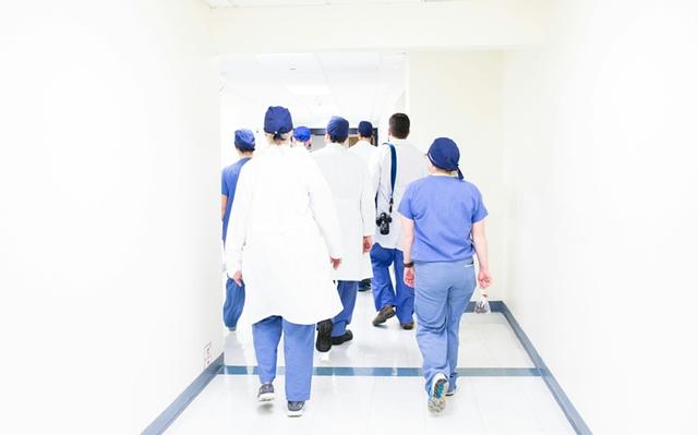 groupe de médecins marchant dans le couloir d'un hôpital