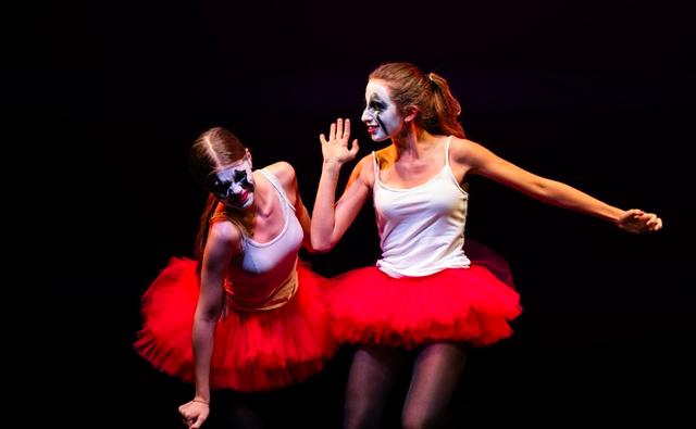 jeunes filles en tutu rouge