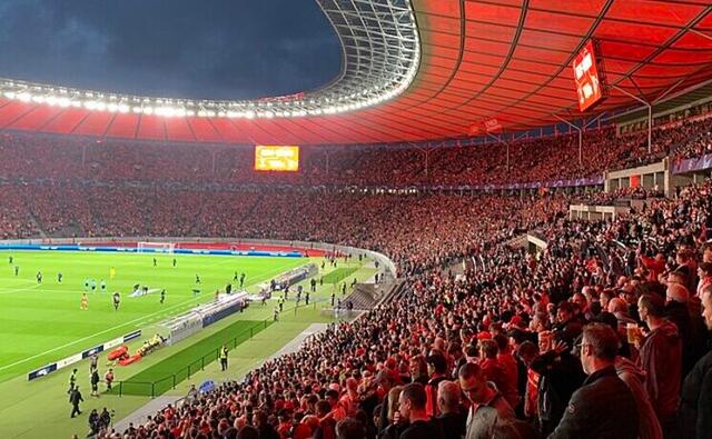 L'union Berlin jouant un match à l'olympiastadium, le stade du Herta Berlin.