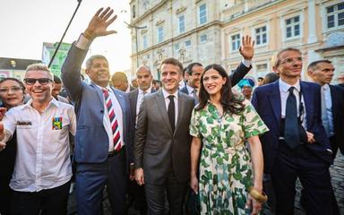 Éléonore Caroit accompagné du président de la République Emmanuel Macron en déplacement au Brésil © Éléonore Caroit via X