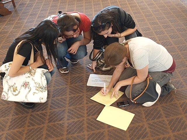 Des personnes en pleine chasse au trésor