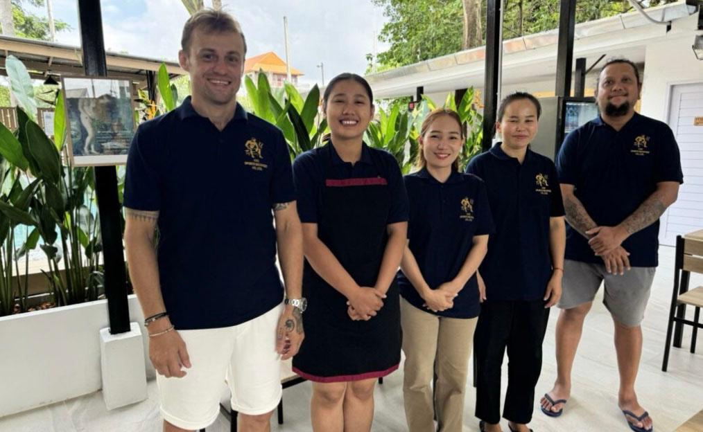 Anthony (à gauche) et son équipe