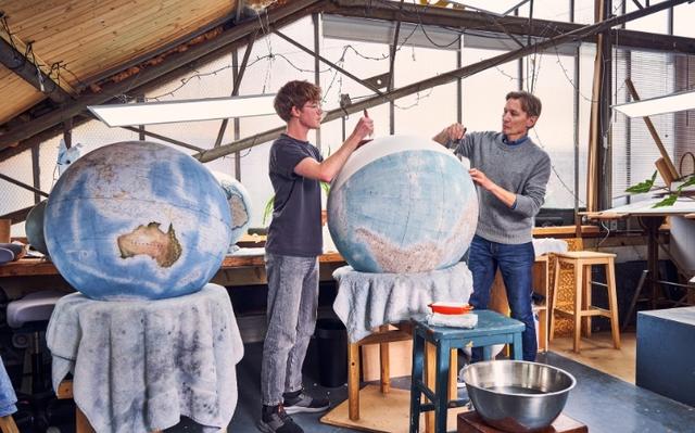Making_Credit-Photographer_Euan_Myles__Bellerby_and_Co_Globemakers_Subject_Riley_Peter_Large_Globe_Globemaking_1