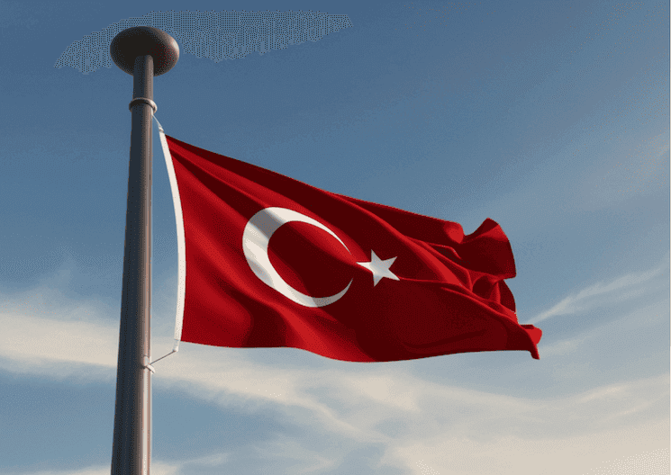 Drapeau de la Turquie flottant au vent, symbole des jours fériés et fêtes nationales 2026