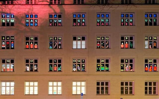 Le calendrier de l'Avent sur la façade du lycée Theresia-Gerhardinger