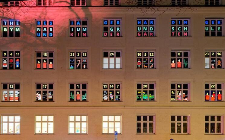 Le calendrier de l'Avent sur la façade du lycée Theresia-Gerhardinger