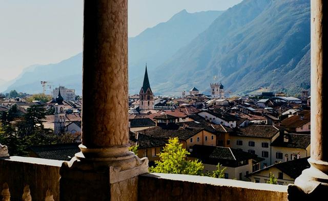 vue d'une ville avec montagne en arrière plan