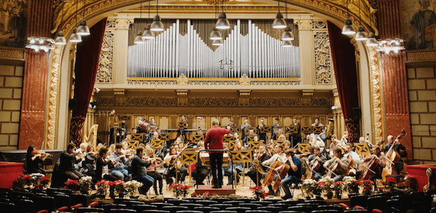orchestre avec chef instrument théâtre