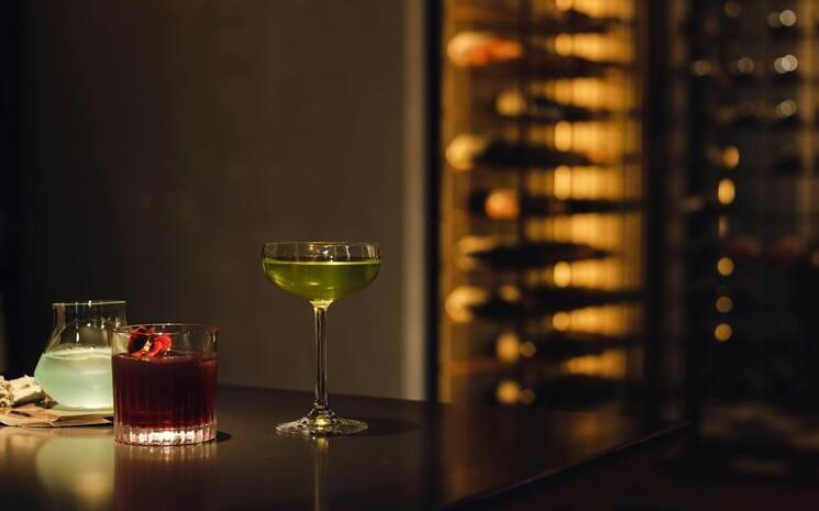 verres posés sur un bar