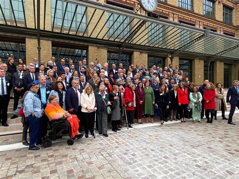 Photo des conseillers des Français de l'étranger rassemblés tous ensemble pour l'Assemblée des Français de l'étranger en octobre 2025 à Paris