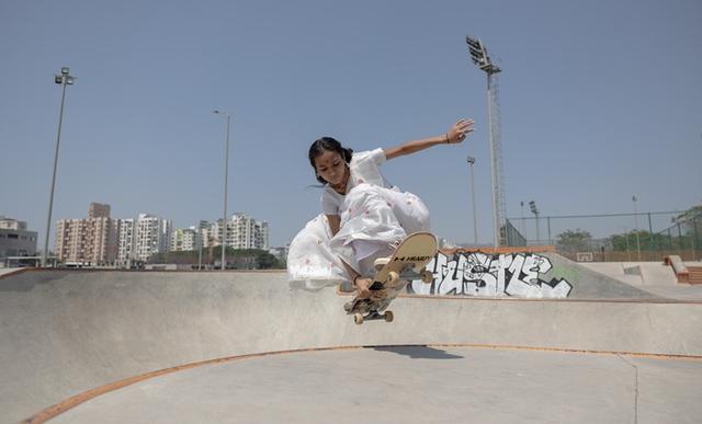 fille faisant du skateboard
