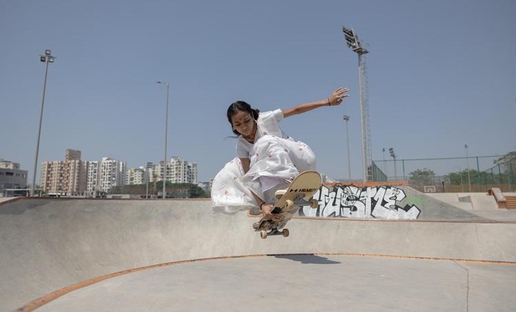 fille faisant du skateboard
