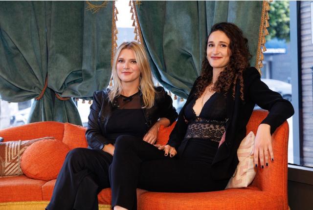 Mélanie Desliens et Fanny Ostojic assise sur un canapé
