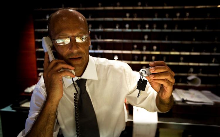 Un concierge au téléphone