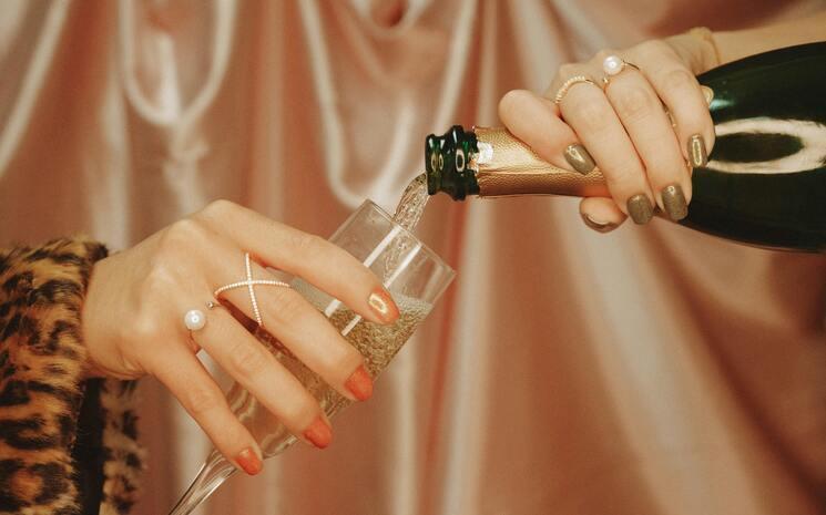 femme qui sert une coupe de champagne
