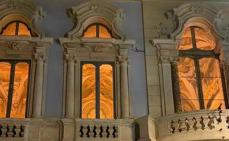 palais-historique-avec-grandes-fenêtres