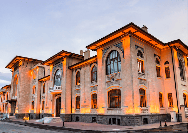 Façade de la faculté des sciences politiques de l’université d’Ankara (Mülkiye) en Turquie