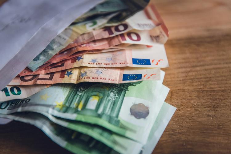 billets en euros sur une surface en bois