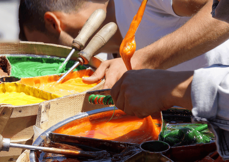 Préparation du mesir macunu à Manisa, pâte traditionnelle turque étirée à la main