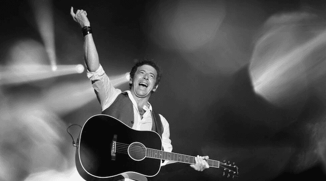 Patrick Bruel en concert guitare noir et blanc