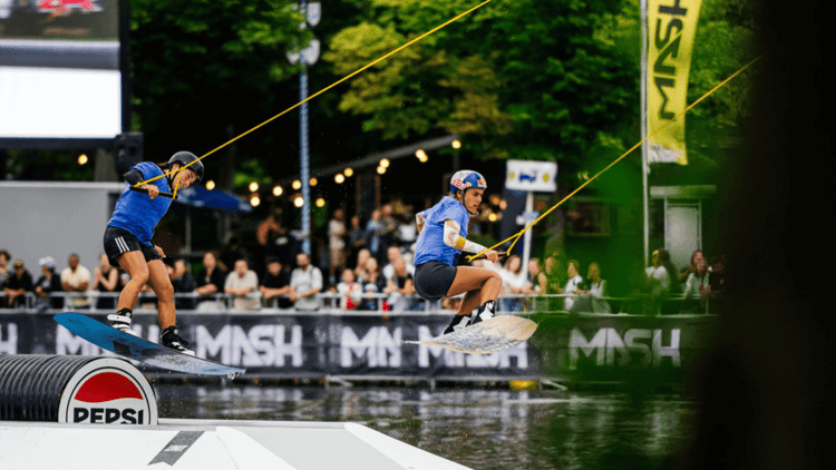 photo d'une wakeboardeuse au festival MASH