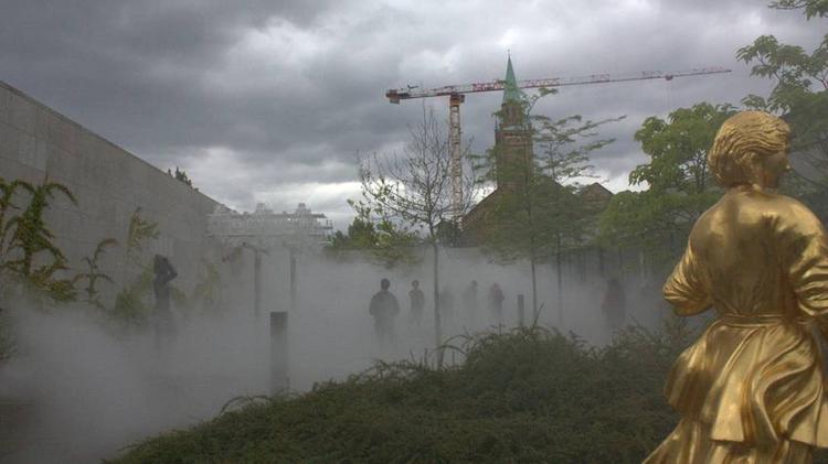 photo du Skulpturengarten couvert de brume
