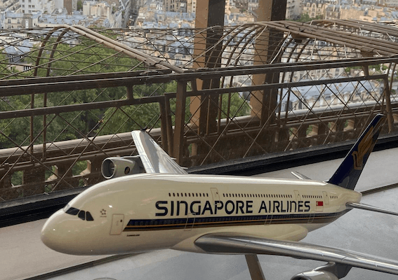 Les 50 ans de la ligne singapour paris sur la Tour Eiffel le 4 juin 2026 - copyright CCanonne