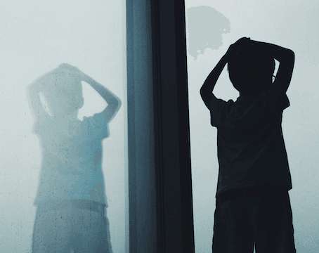 un enfant victime de violences à l'étranger en expatriation